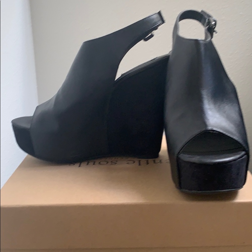 Deena & Ozzy leather/ suede wedges